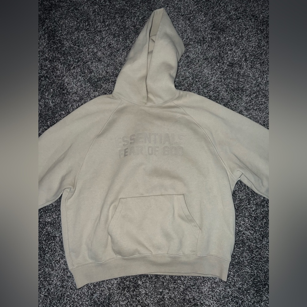 FEAR OF GOD ESSENTIALS
ESSENTIAL HOODIE - SEAL. Size Men’s Medium